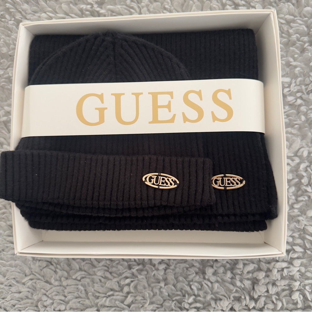 GUESS Black Knit Beanie and Scarf Set. Brand New